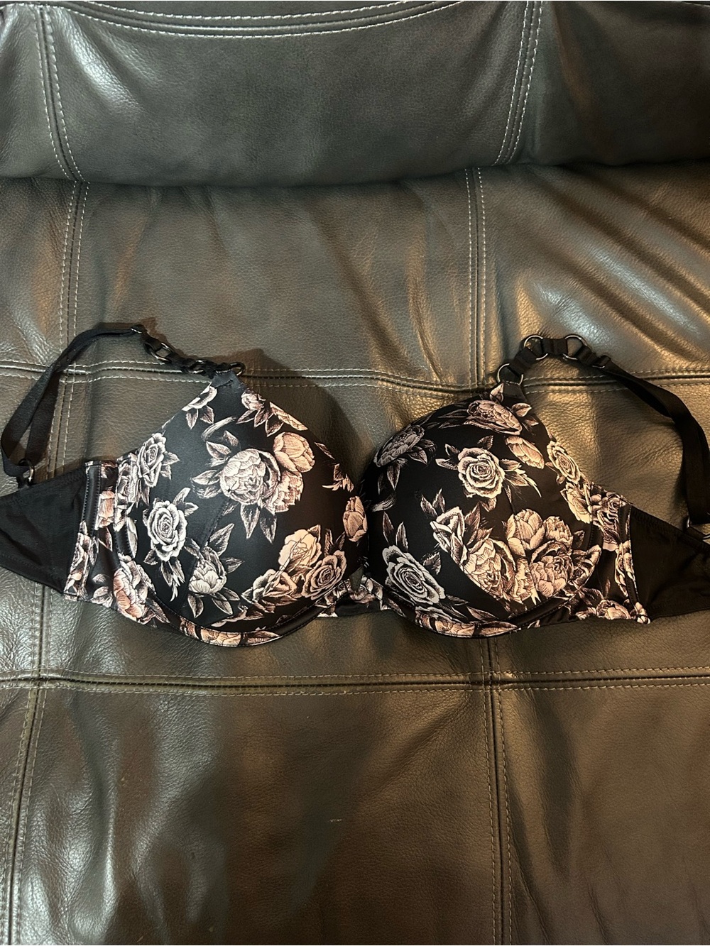 Victoria’s Secret Very Sexy push-up bra 32DDD - black with rose pattern